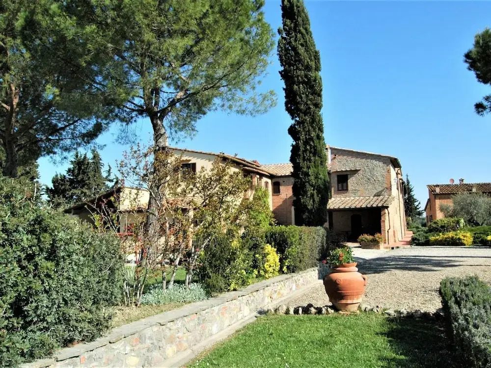 Flat with shared pool and air conditioning