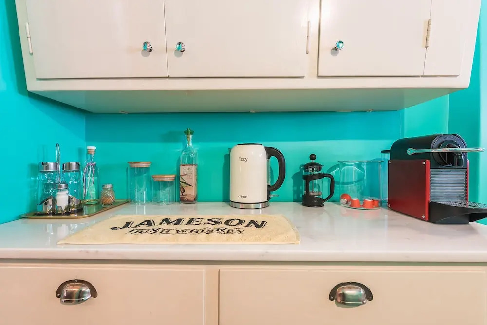 Bright 2 Bed Apartment by Cloudkeys