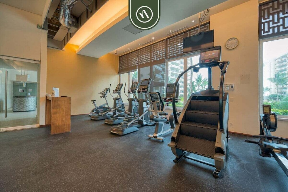 Oceanfront 2 BR Condo - Beach - Restaurant - Gym