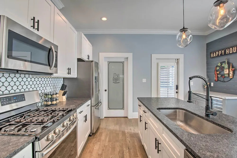 Modern Atlanta Getaway ~ 3 Miles to Downtown!