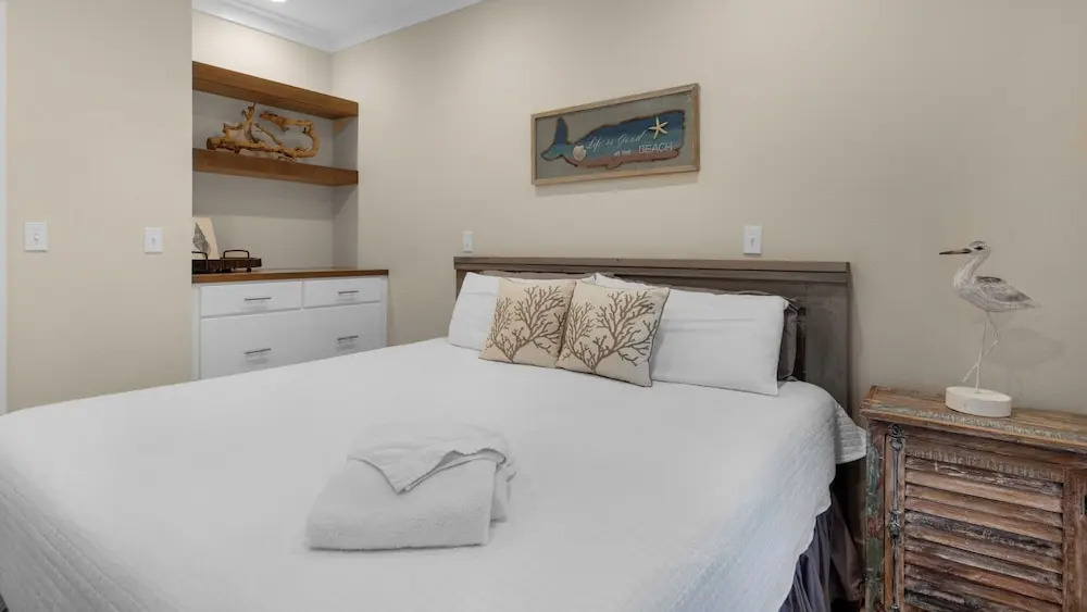 Private Pool, 3 Minutes to the Beach, Hidden Oasis in BMB