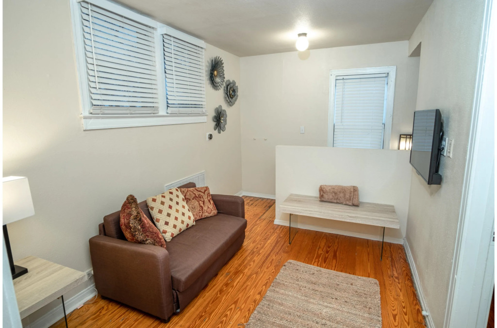 The Highland House 5BR Huge Patio 2 miles to DT