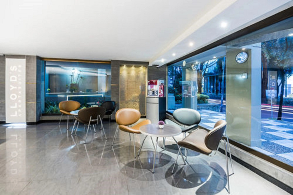 Lloyds Apartasuites Parque 93