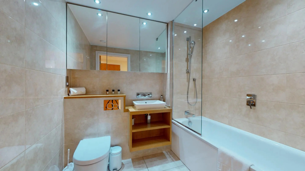 Comfy Two Bedroom One Bath Apartment in Limehouse