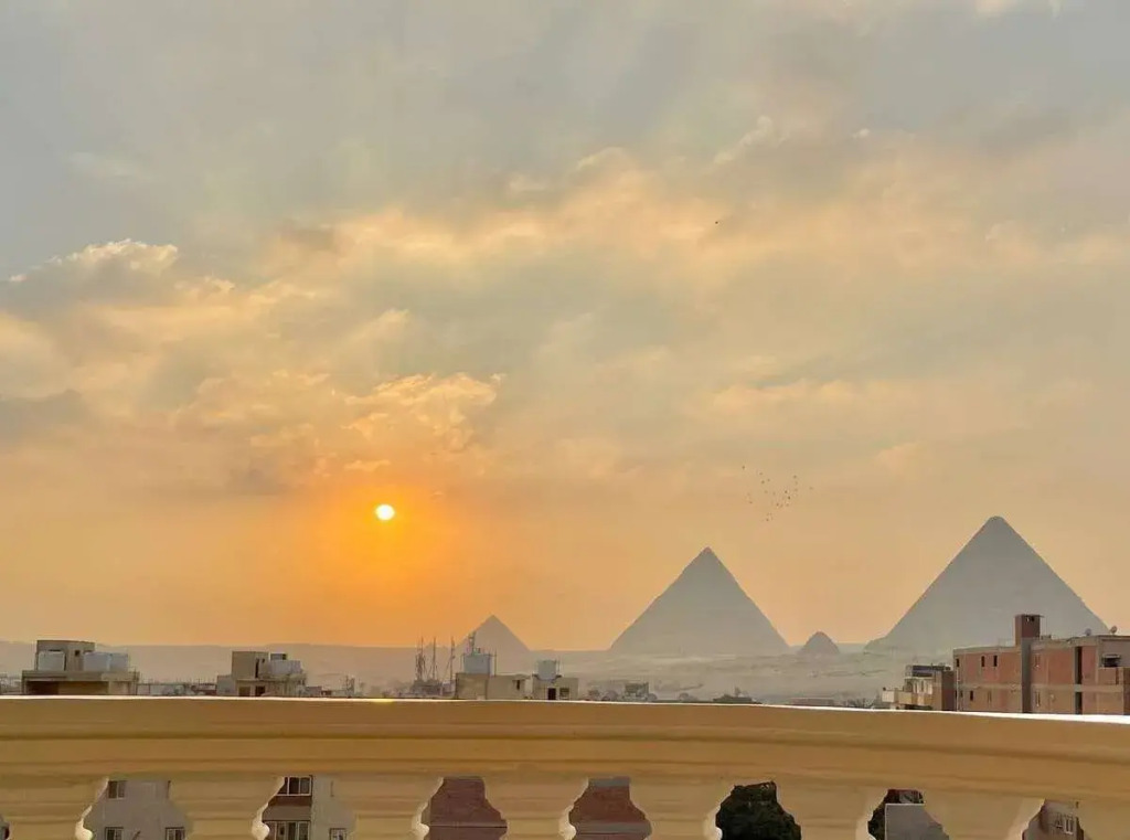 Full Pyramids View Apartment with Balcony For 8 P