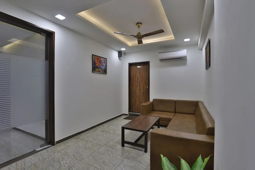 OYO 27930 Hotel Dev Palace