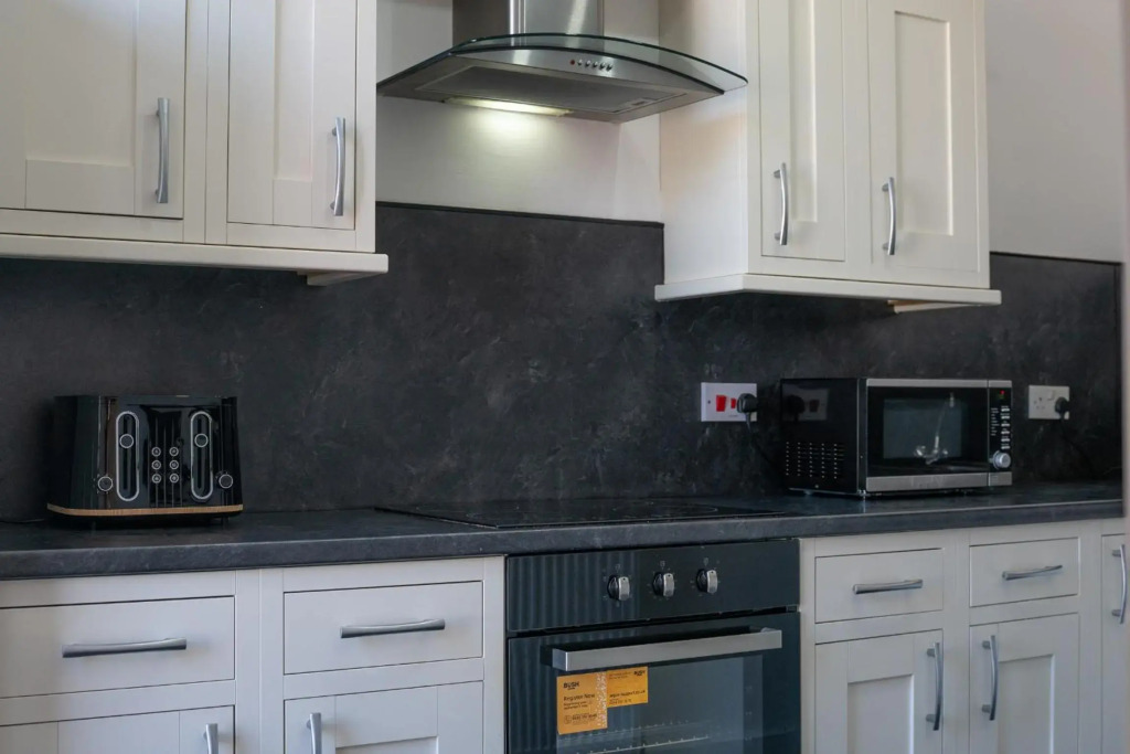 Find "DWELLCOME HOME Ltd" site for 10oo10 assurance from past guests - Immaculate Central 1 double bedroom 1st floor Apartment with free parking and 100Mbps broadband, Miles better than a hotel