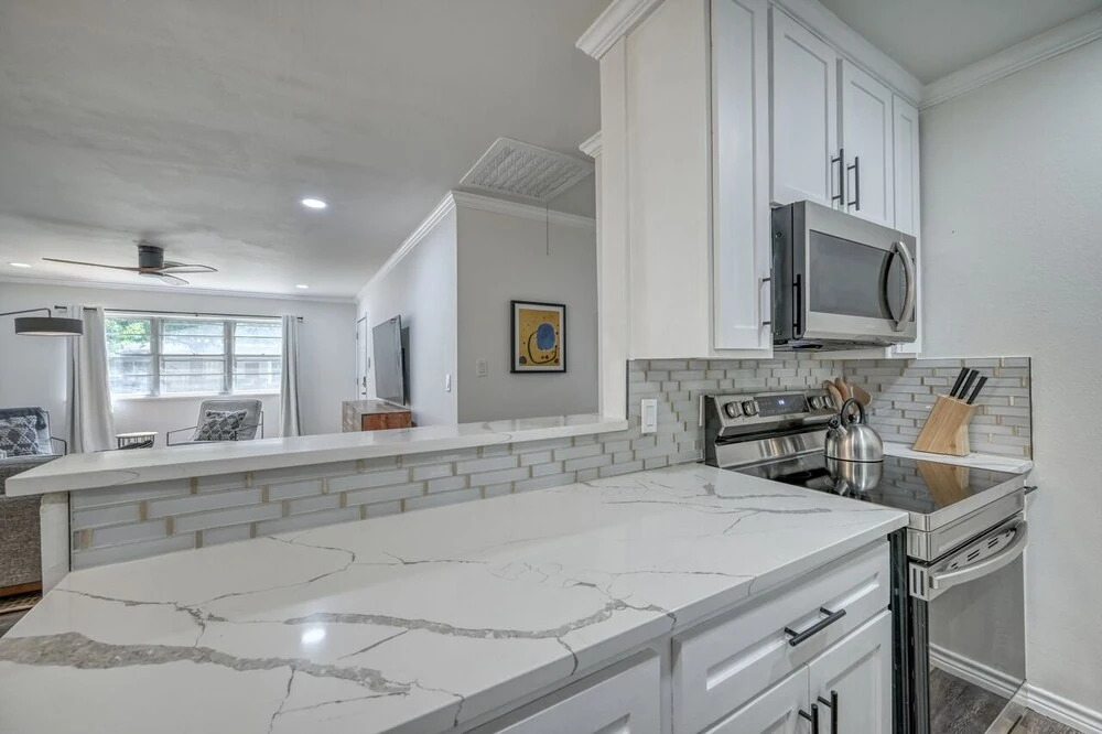 Stunning Home 3 min to Main W/hot tub and Firepit!