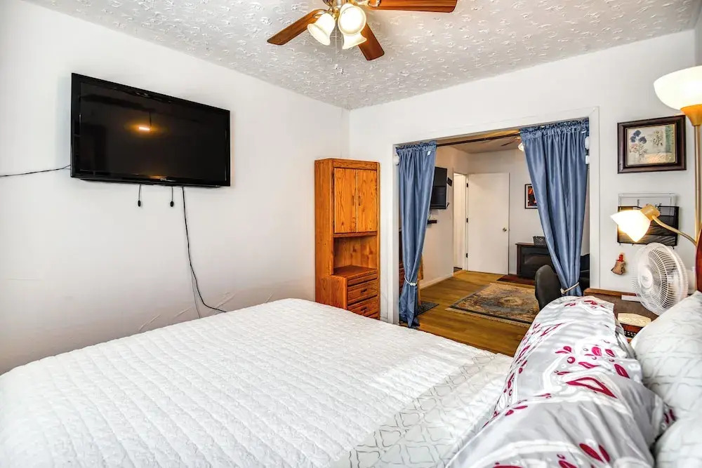 1 Mi to Dtwn: Remote Work-friendly Apt in Hampton!