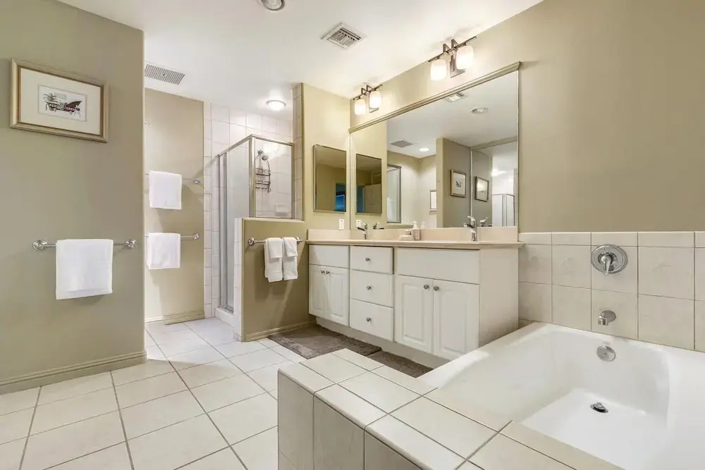 Beautifully Furnished - Hawaiian Villa - AC & Wifi! - Vrkcv