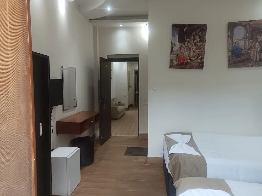 Motel 5 Square