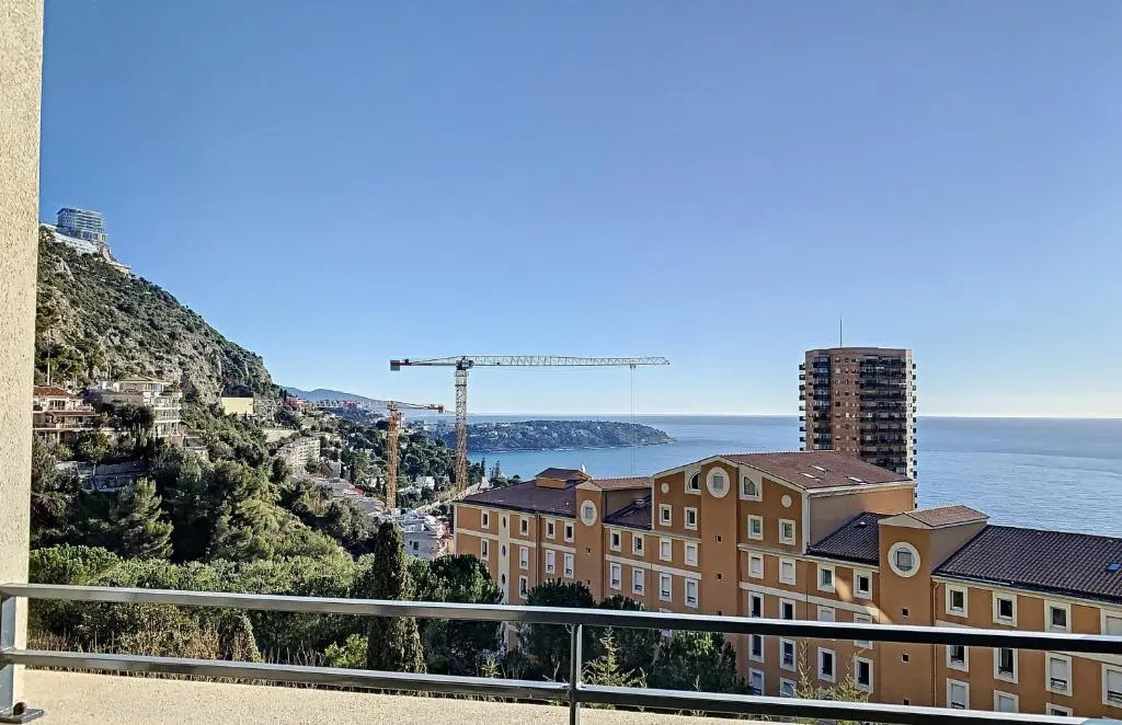 2br apartment with parking near Monaco