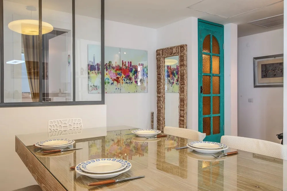 High Standard Seaside Apartment w/ Parking