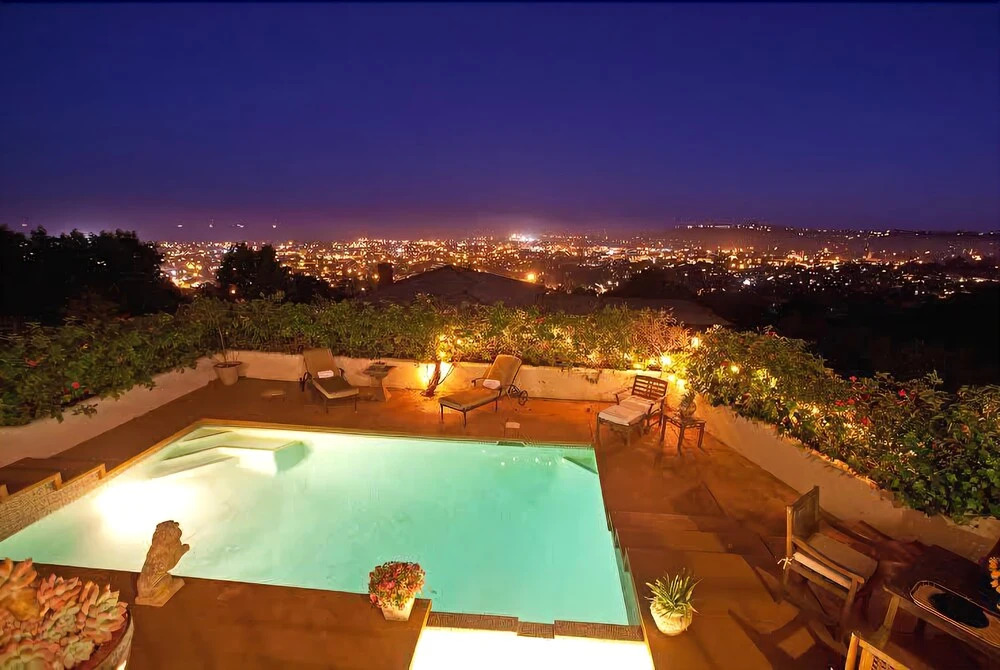 4BR 3BA Stunning Views by RedAwning