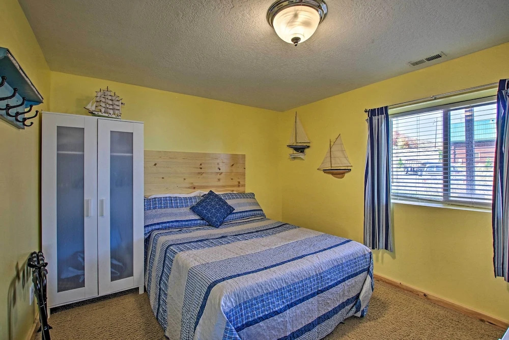 Garden City Lake House: Hot Tub & Views!
