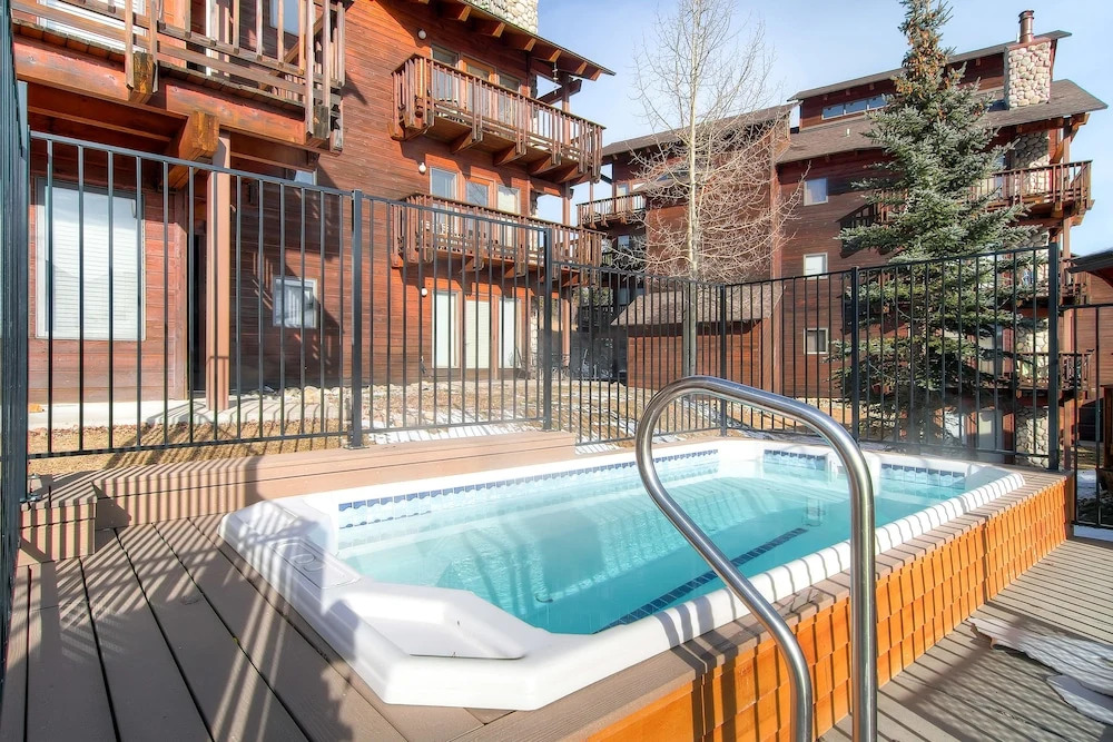 Tyra II Lookout by Ski Country Resorts