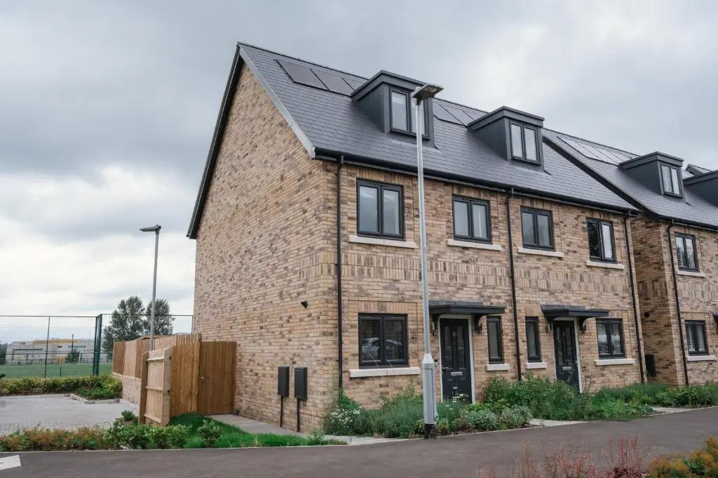 The Bracknell House Modern and Outstanding 3 Bedroom