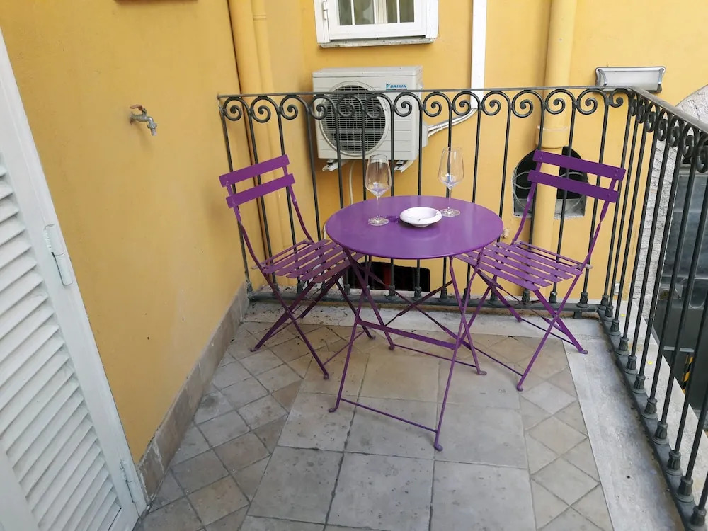 Anastasia Hidden Balcony - An hidden balcony inside Trastevere