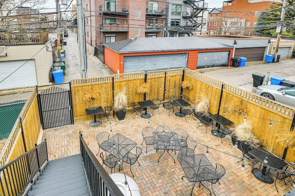 5 Mi to Dtwn: Ukrainian Village Apartment