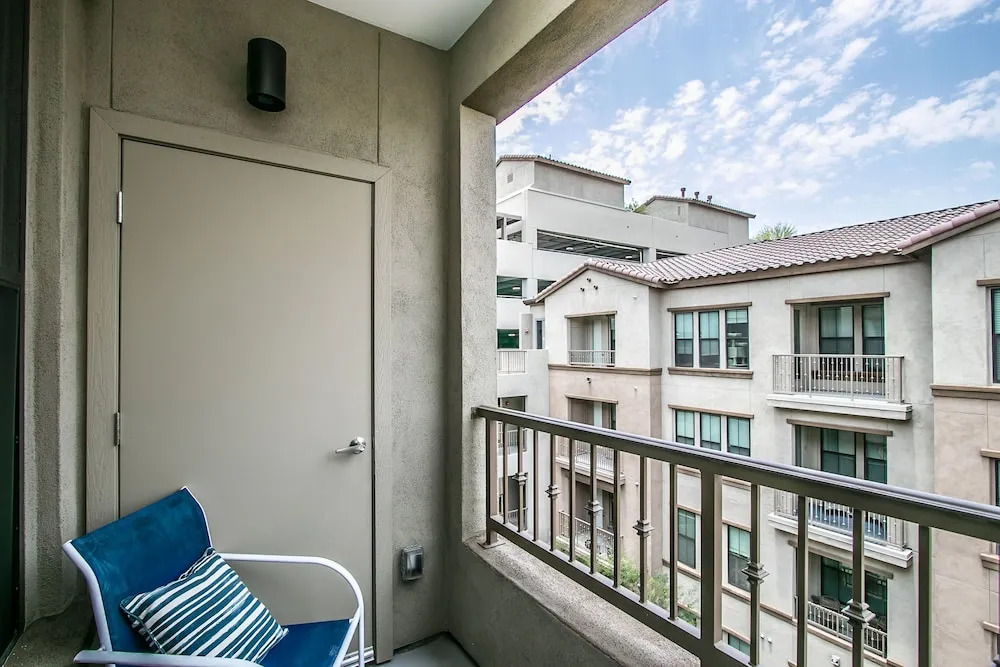 Rooftop Pool-Walk 2 shops-Dining-C4404