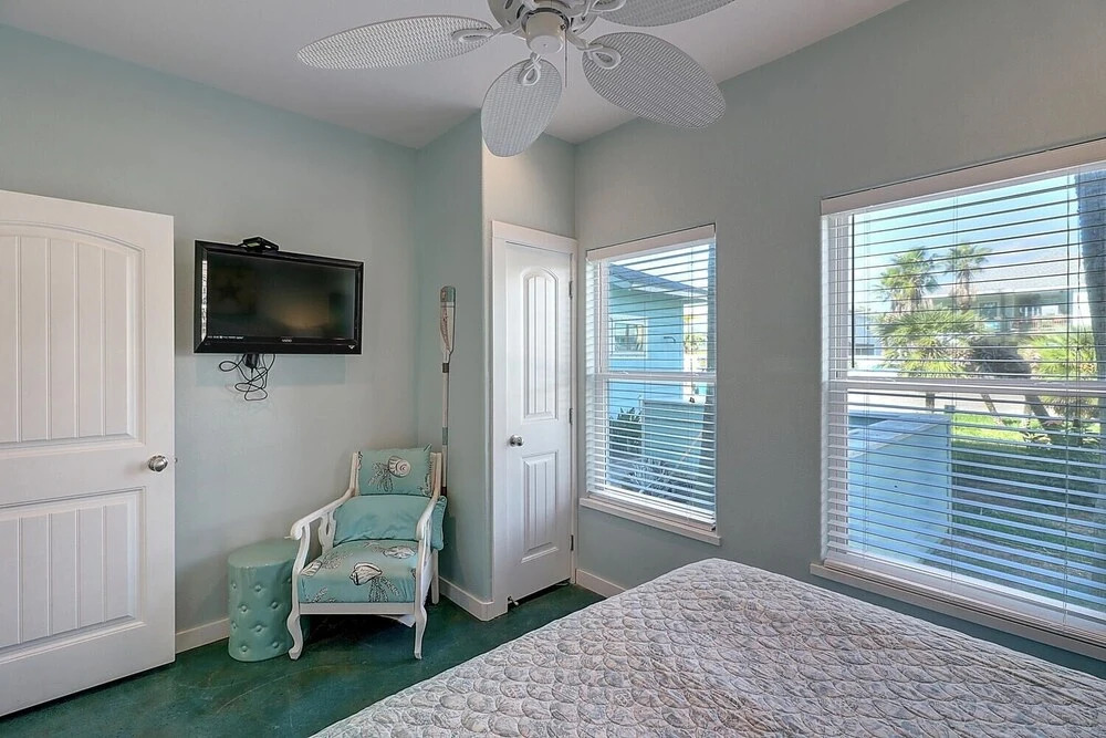 Playin' Hookie 5 Bedroom Home by Redawning