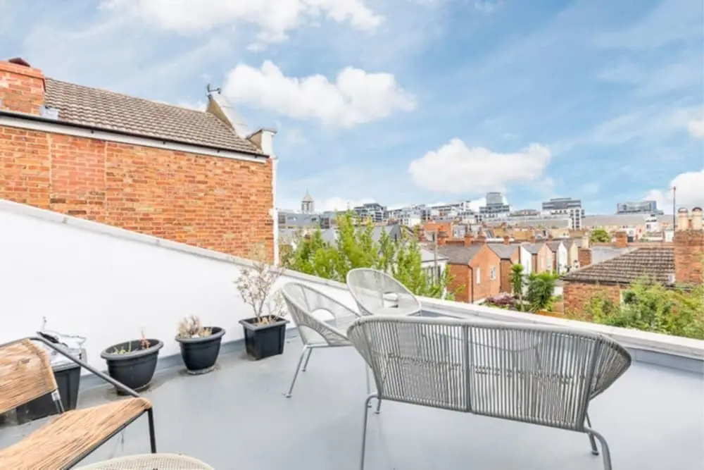 The Imperial Wharf Retreat - Modern 3BDR in Fulham with Rooftop Terrace