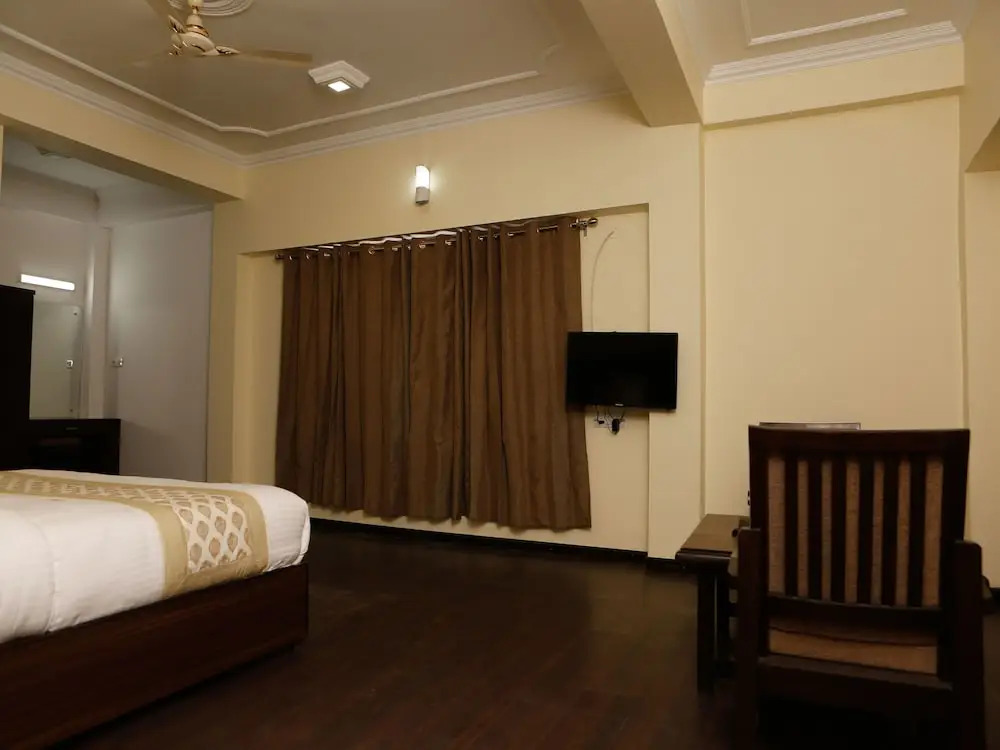 OYO 11490 Hotel Royal Hill