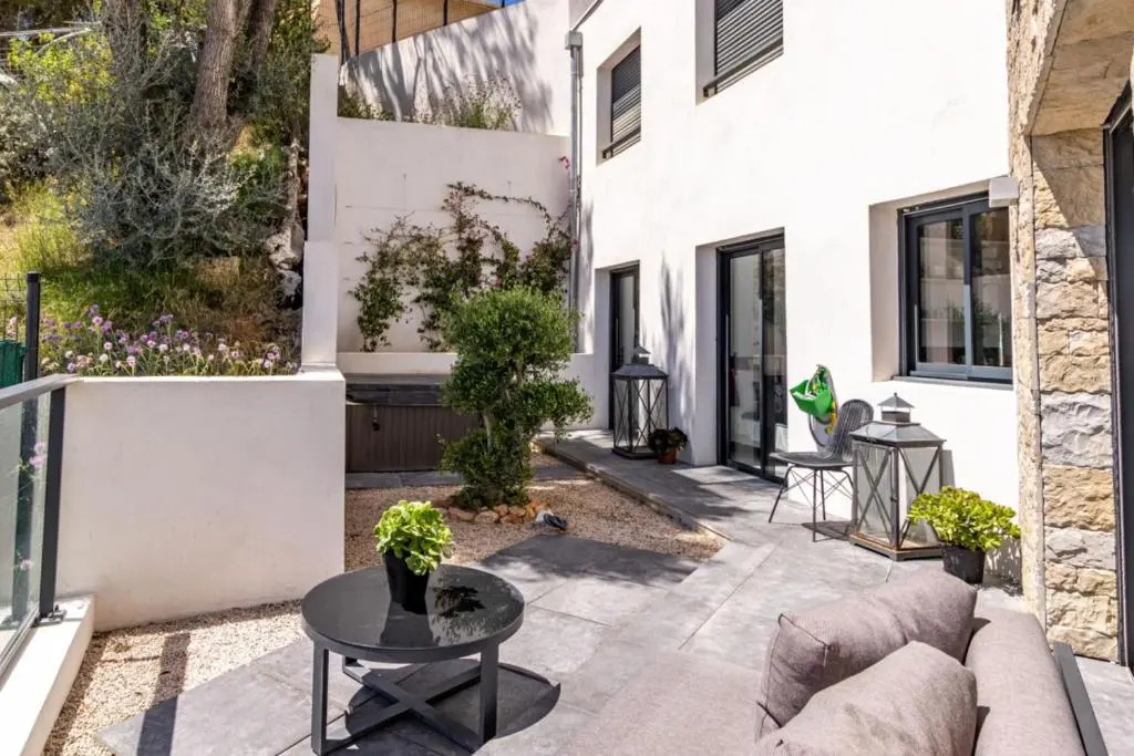 Modern apt with BALCONY at 1mn walk from the BEACH