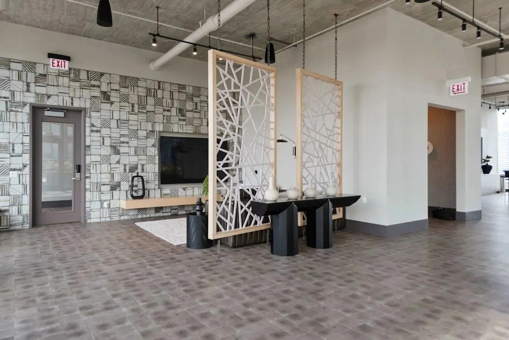 West Loop Retreat High-end Walk to Everything
