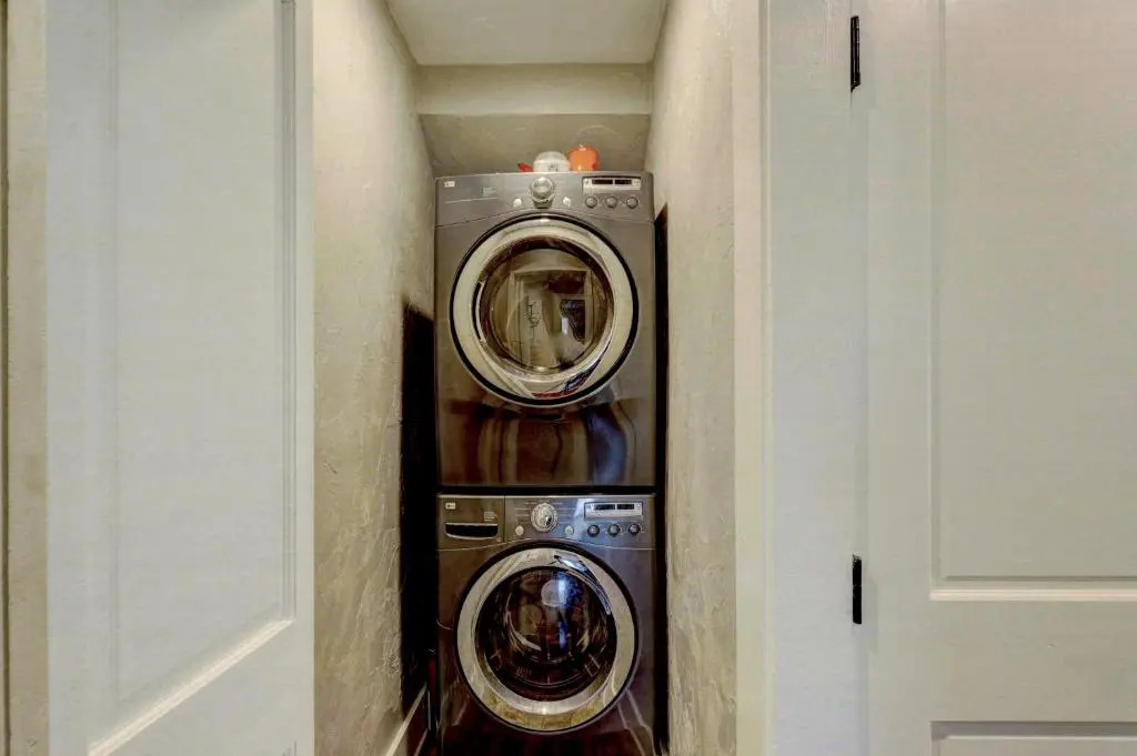 Luxury Capitol Home Sleeps 16 Office & Hot Tub