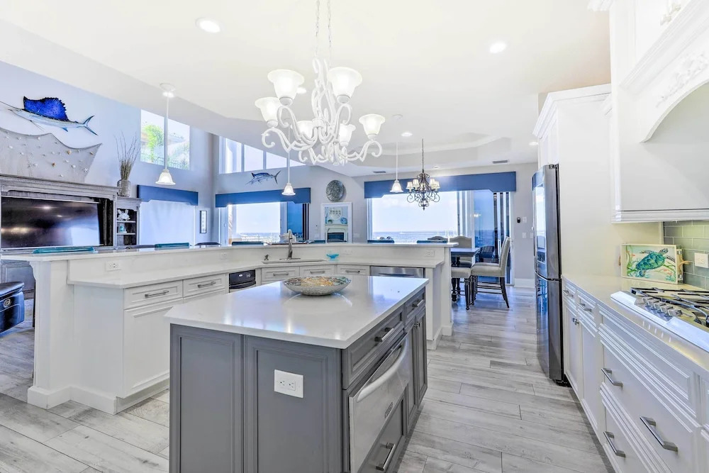 Apollo Beach House w/ Private Pool + Hot Tub