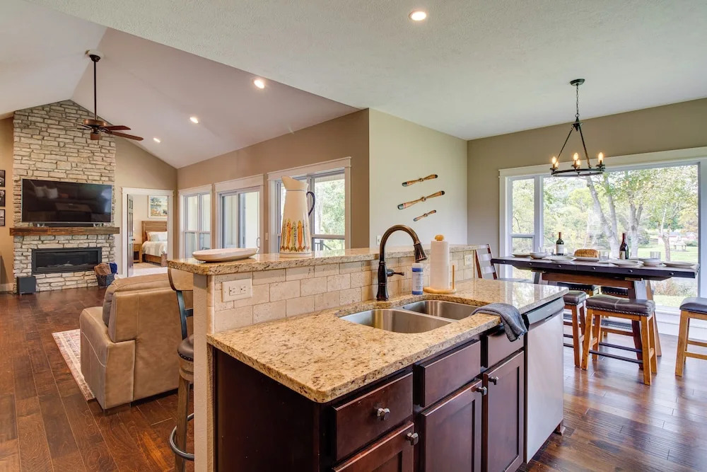 Flippin Home w/ Deck & Grill: Steps to White River