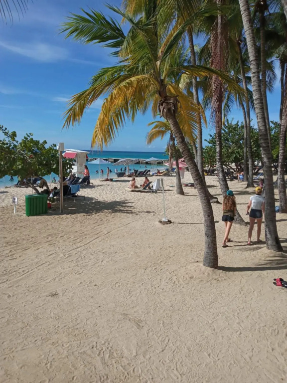 2Bed 2Bth Gated Comm house with Hillside view close to beach, food and clubs