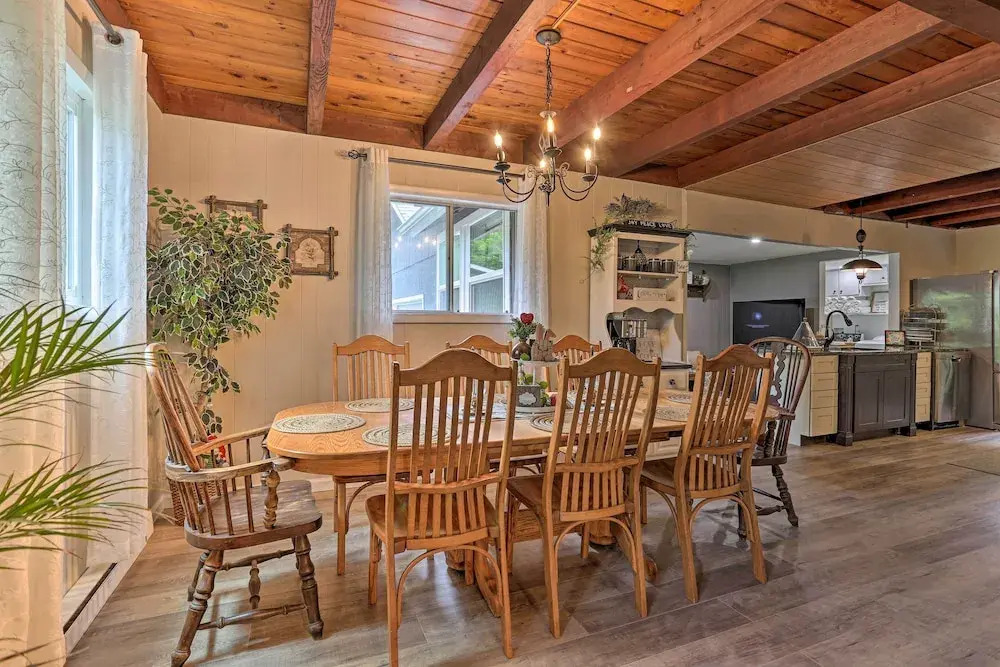 Welcoming Poconos Retreat w/ Deck & Pool Access