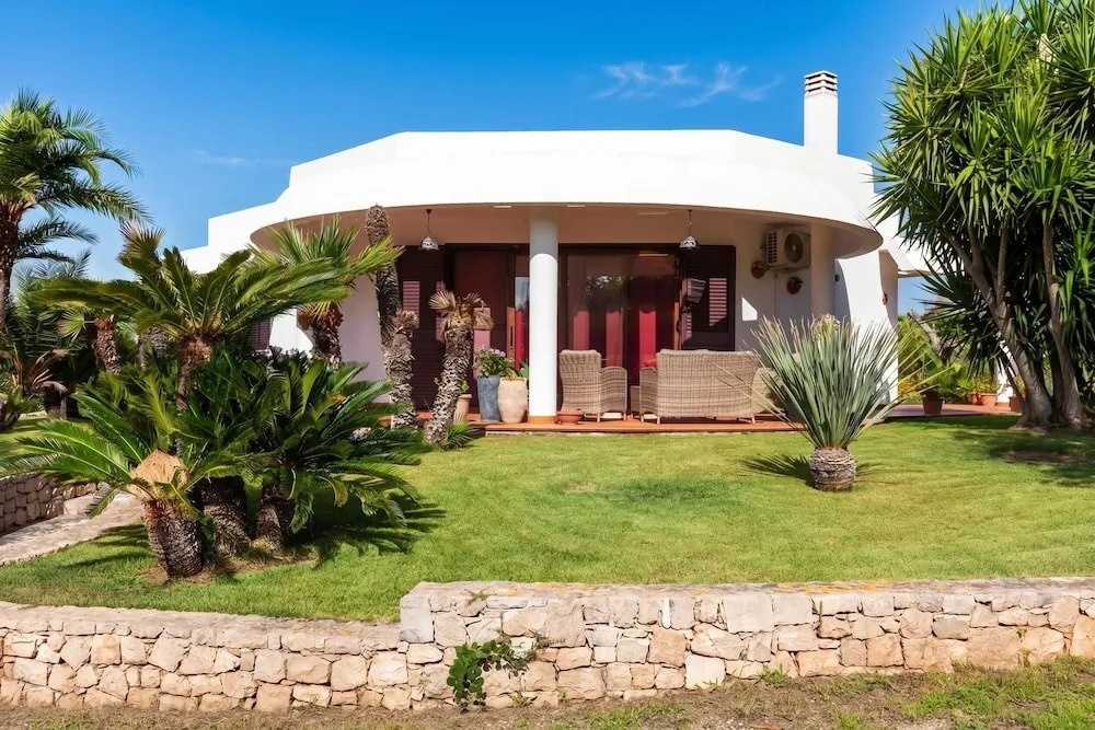 Villa Menhir with pool garden and tennis - Happy Rentals