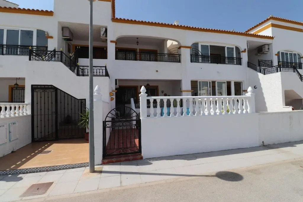 Lovely 2 bedroom house with free parking and pool, near a golf course