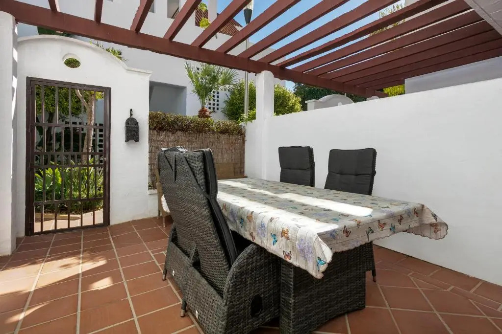 FIVE STAR 3 bedroom Apt in ideal location - RDR237