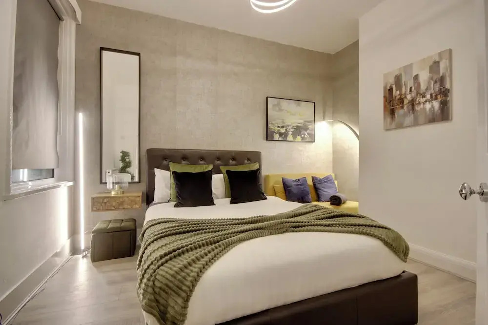 Southsea 4BR Getaway with Private Yard