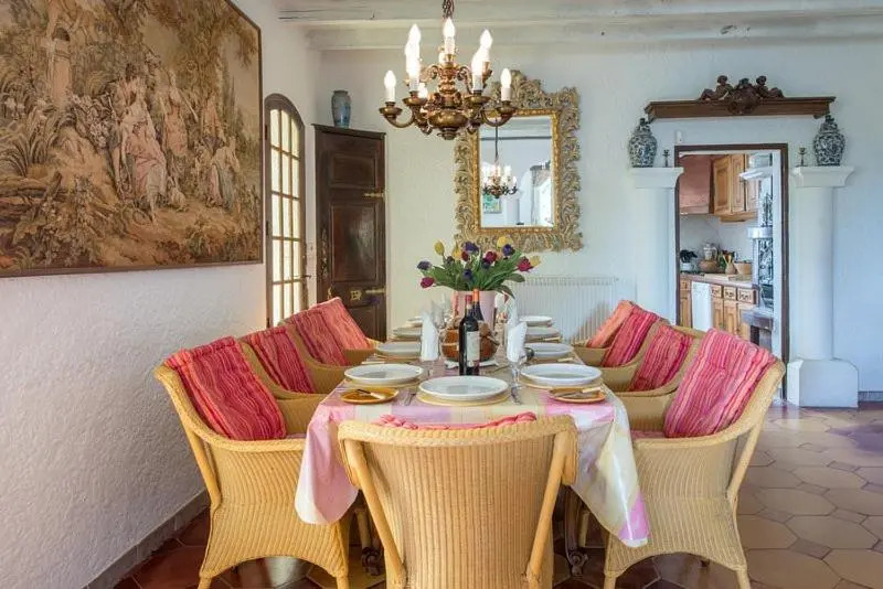 Villa with pool in Provence -Villa Romantique sleeps up to 12 4 in optional gite