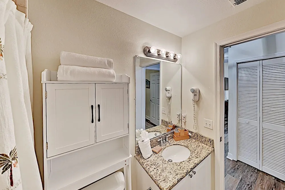 Updated Bayside Getaway: Pool, Hot Tub, Near Beach 1 Bedroom Condo