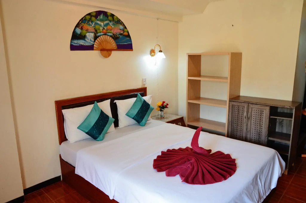 Bonny Hotel 4 Floors No Elevator 8AM-9PM