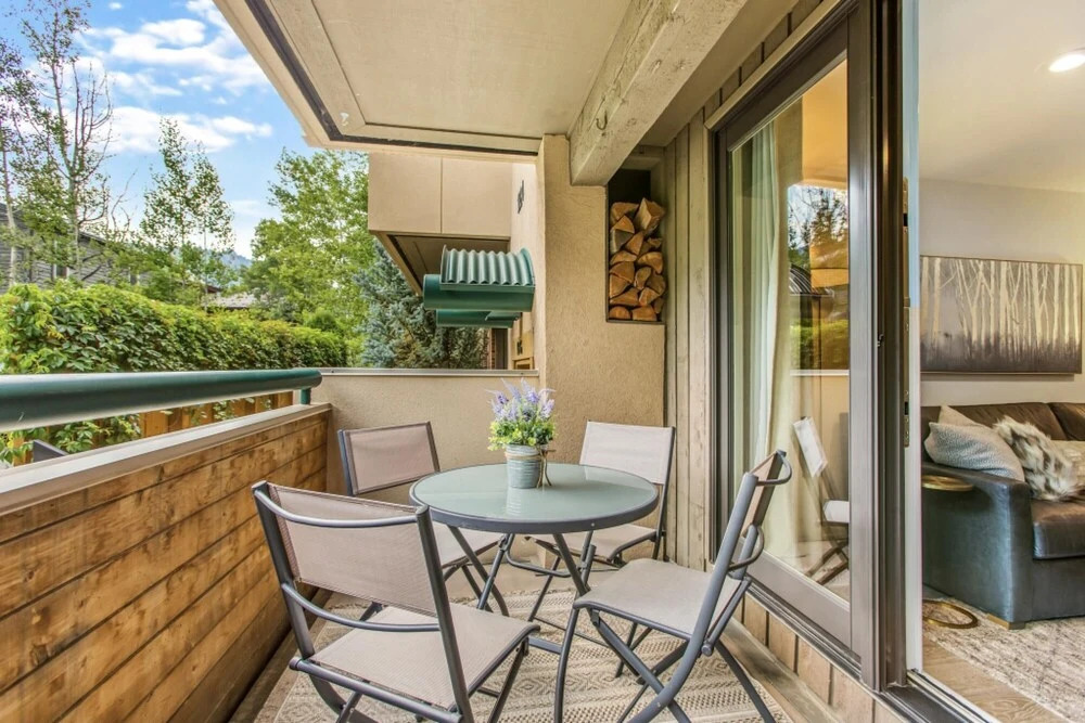Designer Condo on River - Steps to Aspen Center