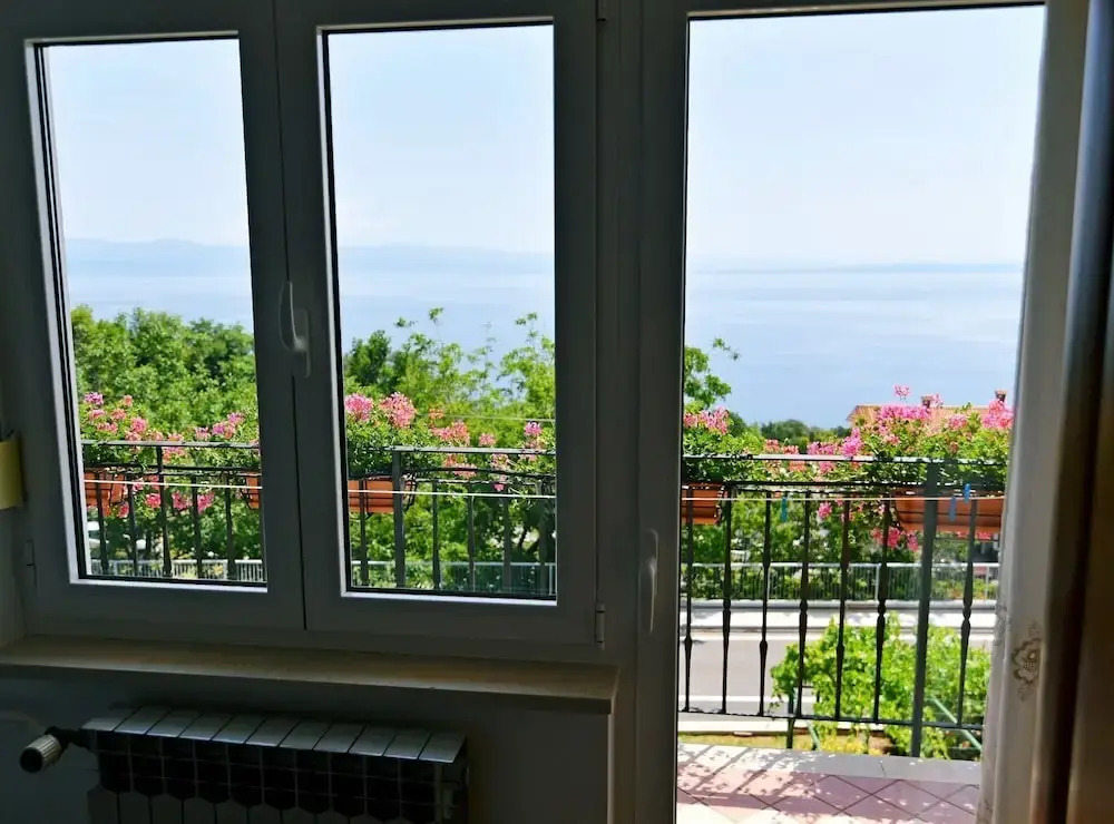 Scenic Retreat Rooms and Family Apartment