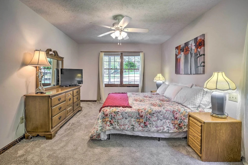 Quiet Home w/ Fire Pit - 1 Mi to Downtown Acworth!