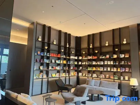 Zhuhai Jinwan Huafa Shangdu Aviation New City Atour Hotel
