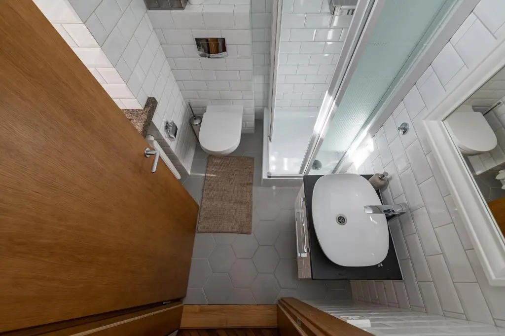 Downtown 4BD Master Apartment by Hostlovers