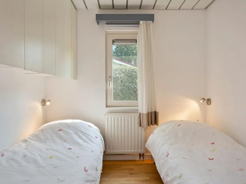 Light and Quiet Chalet With Beautiful Terrace Near Historic Goedereede