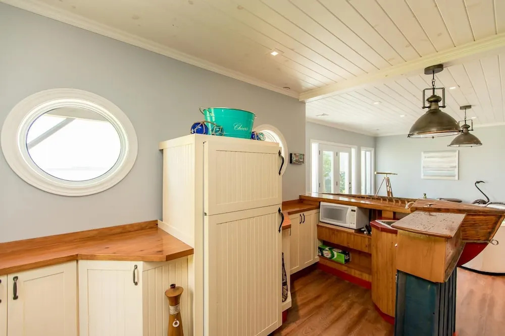 Barefoot Bungalow Gracing the shores of Lake Simcoe, a wonderful family cottage!