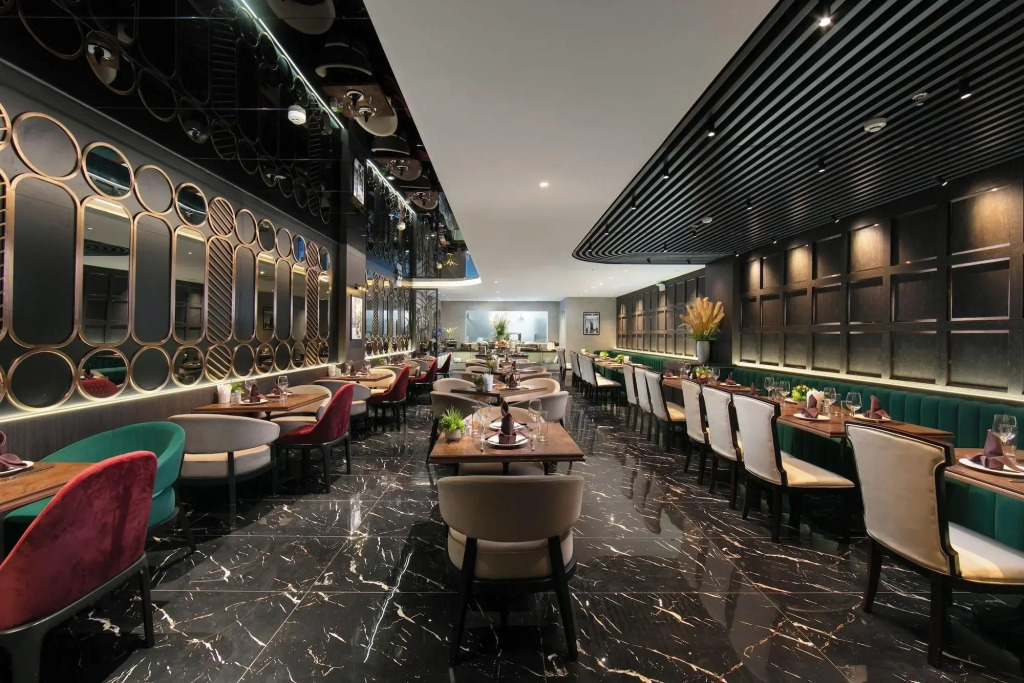 MAY DE VILLE Crown Hotel