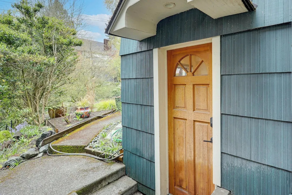 Walkable Green Lake Studio w/ Fireplace
